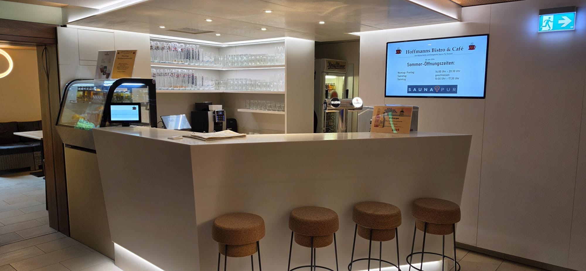 Bar-Theke mit Kaffeemaschine und Getränkeauswahl