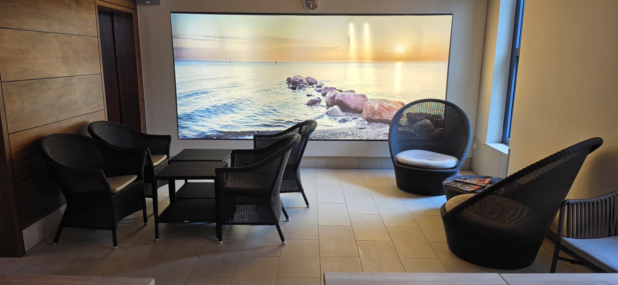Loungebereich mit Meerblick-Wandbild
