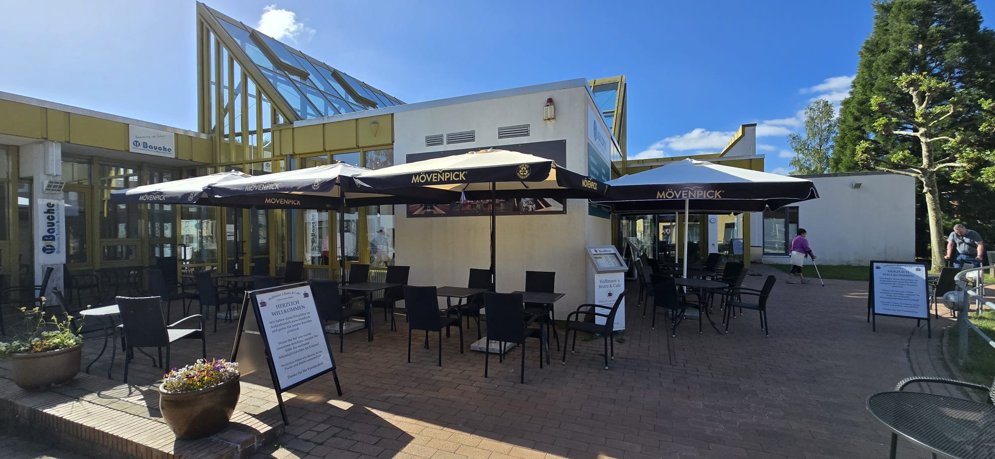 Gebäude am Kurpark mit Strandkorb